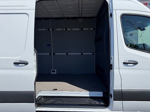Used 2024 Mercedes-Benz Sprinter 2500 image 9