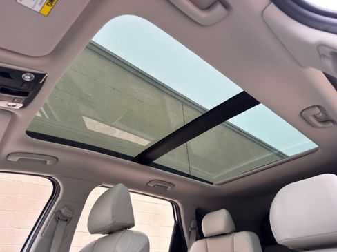 Used 2025 Kia Sorento EX w/ Panoramic Sunroof Package FWD image 11