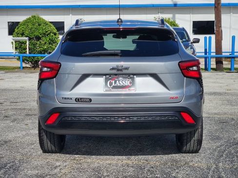 Used 2024 Chevrolet Trax RS w/ Sunroof Package FWD image 6