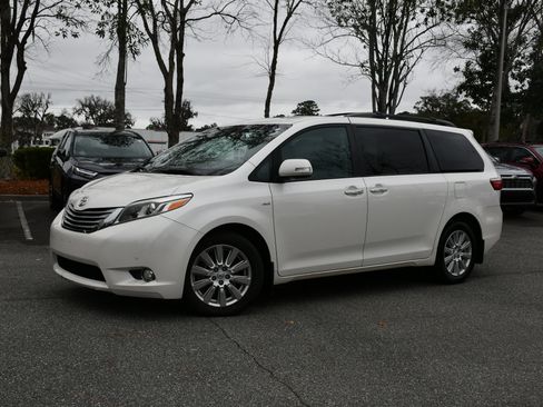 Used 2017 Toyota Sienna Limited Premium image 3