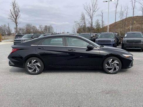 Certified 2025 Hyundai Elantra SEL image 29