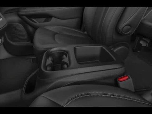 New 2026 Chrysler Pacifica Select image 13
