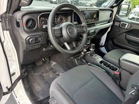 Used 2025 Jeep Wrangler Unlimited Rubicon AWD/4WD image 25