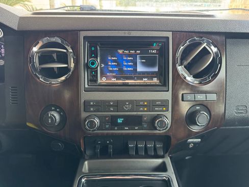 Used 2011 Ford F250 Lariat w/ Lariat Interior Pkg image 16