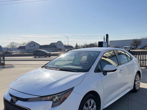 Used 2020 Toyota Corolla LE image 3