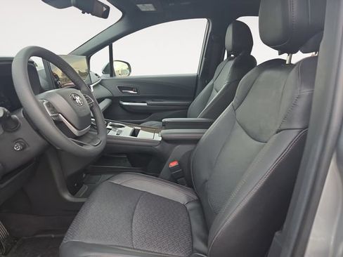 Used 2025 Toyota Sienna Platinum AWD/4WD image 11