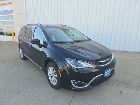 Used 2019 Chrysler Pacifica Touring-L FWD image 2