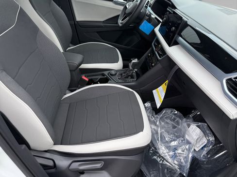 New 2026 Volkswagen Taos SE image 9