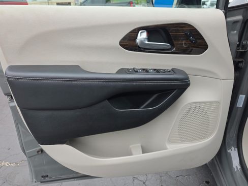 Used 2023 Chrysler Pacifica Limited FWD image 34
