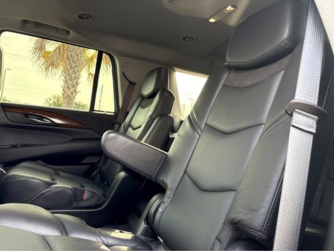 Used 2020 Cadillac Escalade Premium Luxury image 18