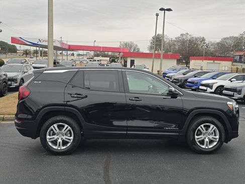 Used 2024 GMC Terrain SLE image 2