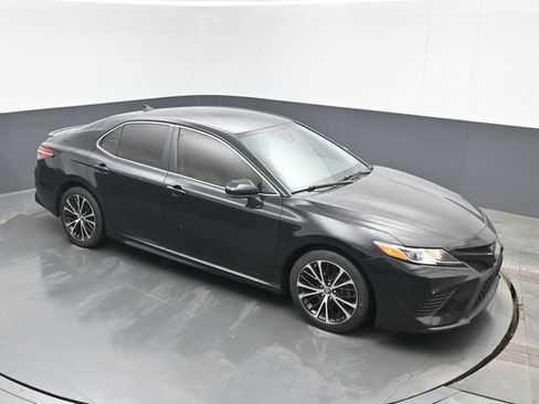 Used 2019 Toyota Camry SE FWD image 1