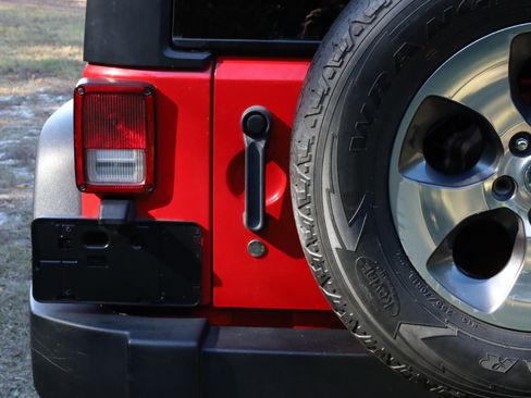 Used 2018 Jeep Wrangler Unlimited Rubicon w/ Cold Weather Group image 24