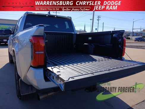 Used 2025 Toyota Tacoma SR5 image 31