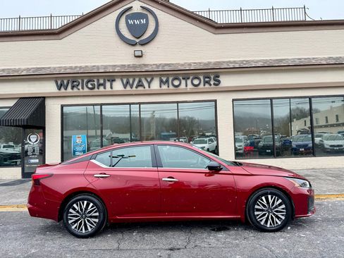 Used 2024 Nissan Altima 2.5 SV image 2