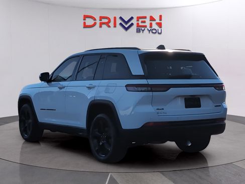 Used 2023 Jeep Grand Cherokee Limited w/ Black Appearance Package AWD/4WD image 3
