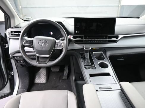 Used 2025 Toyota Sienna XLE FWD image 21