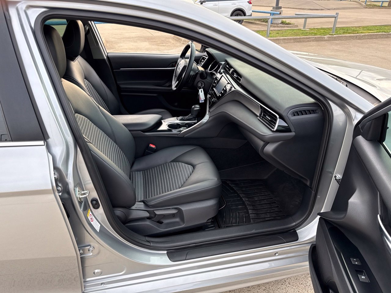 Used 2019 Toyota Camry SE FWD image 14