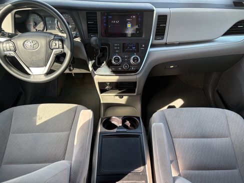 Used 2017 Toyota Sienna LE image 2