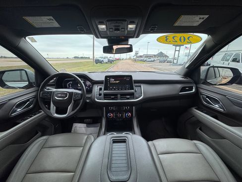 Used 2023 GMC Yukon XL SLT w/ SLT Luxury Package image 15