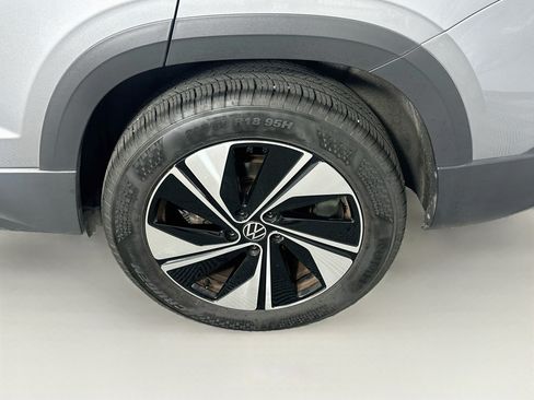 Used 2025 Volkswagen Taos SE AWD/4WD image 11
