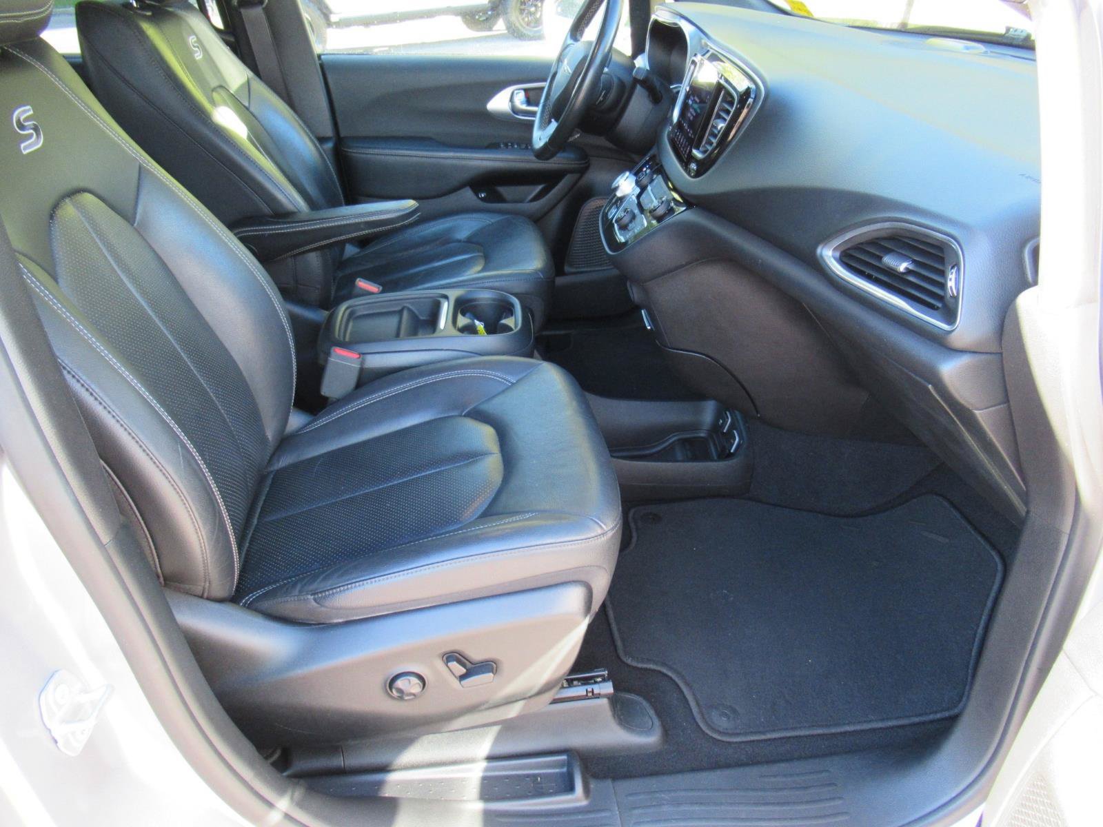 Used 2019 Chrysler Pacifica Touring-L w/ S Appearance Package FWD image 9