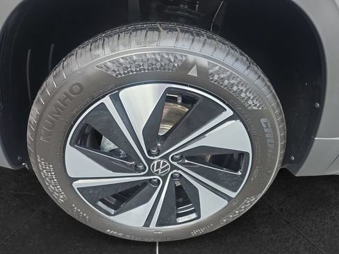 Used 2026 Volkswagen Taos SE AWD/4WD image 9