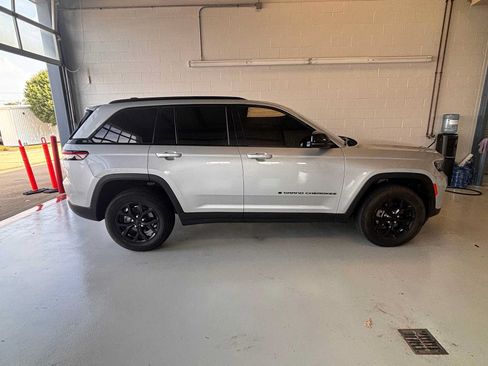 Used 2024 Jeep Grand Cherokee Altitude AWD/4WD image 7