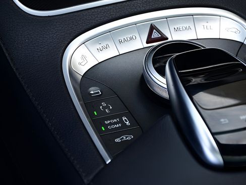 Used 2017 Mercedes-Benz S 550 Sedan image 25