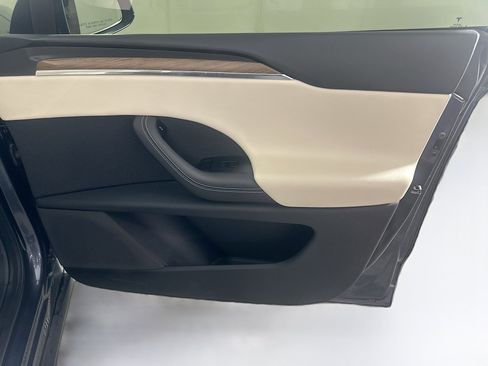 Used 2022 Tesla Model X image 32