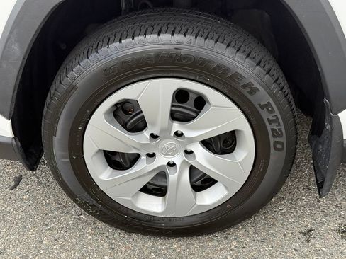 Used 2022 Toyota RAV4 LE AWD/4WD image 10