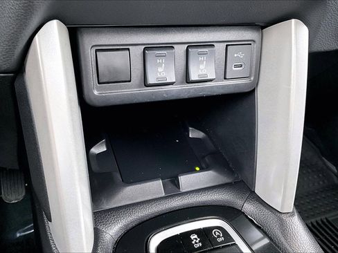 Used 2025 Toyota Corolla Cross XLE w/ Convenience Package image 31