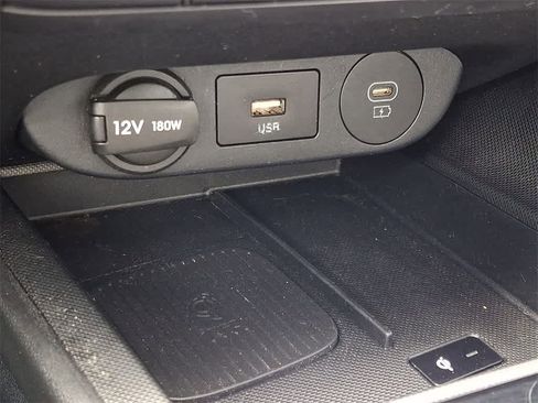 Used 2025 Hyundai Elantra Limited image 24