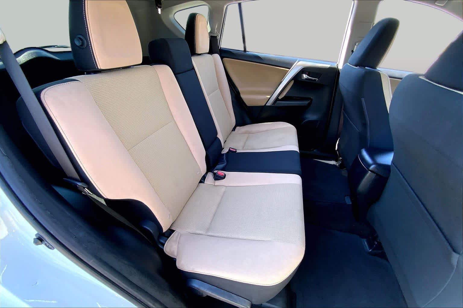 Used 2018 Toyota RAV4 XLE FWD image 19