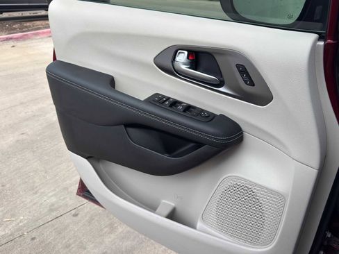 Used 2023 Chrysler Pacifica Touring-L FWD image 22