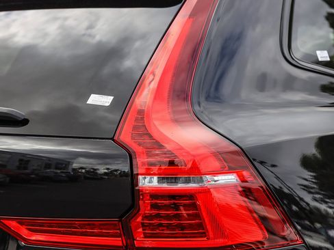 Used 2025 Volvo XC60 B5 Plus image 8