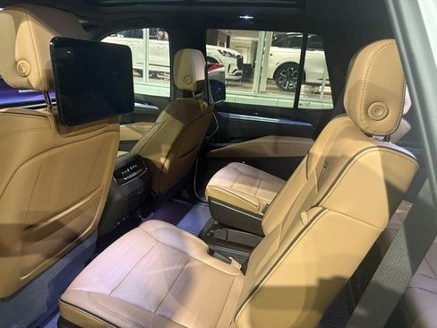 Used 2025 Cadillac Escalade Premium Luxury image 11