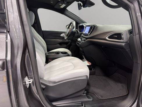 Used 2021 Chrysler Pacifica Touring w/ S Appearance Package image 17