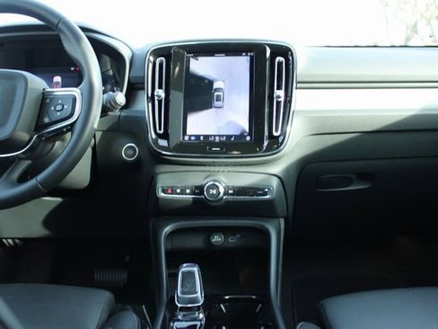 Used 2025 Volvo XC40 B5 Plus image 18