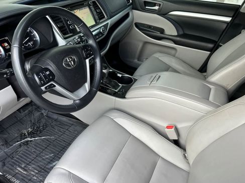 Used 2017 Toyota Highlander XLE image 11