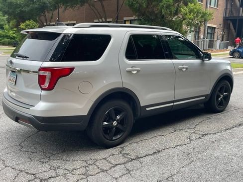 Used 2019 Ford Explorer XLT FWD image 5