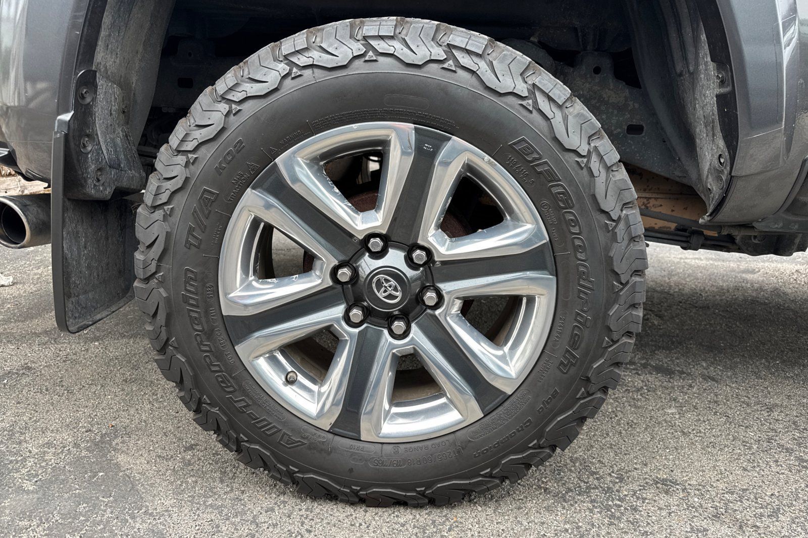 Used 2016 Toyota Tacoma Limited w/ Towing Package AWD/4WD image 4