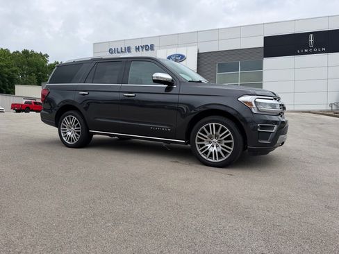 Used 2023 Ford Expedition Platinum AWD/4WD image 2