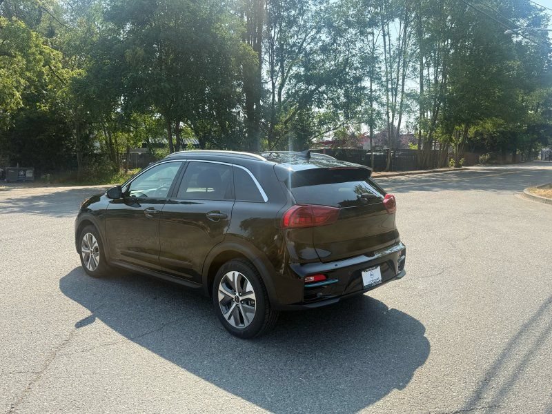 Used 2022 Kia Niro EX Premium w/ Cold Weather Package FWD image 3