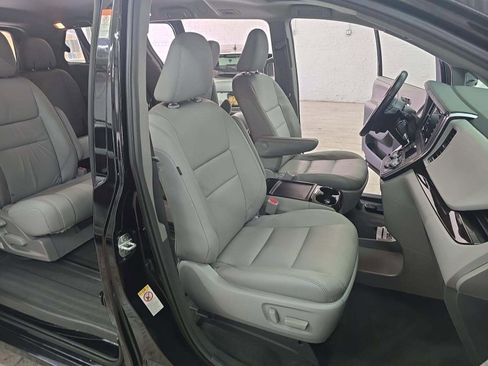 Used 2019 Toyota Sienna XLE image 9