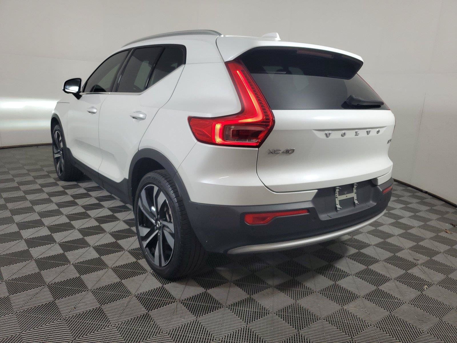 Used 2024 Volvo XC40 B5 Plus w/ Protection Package Premier AWD/4WD image 4