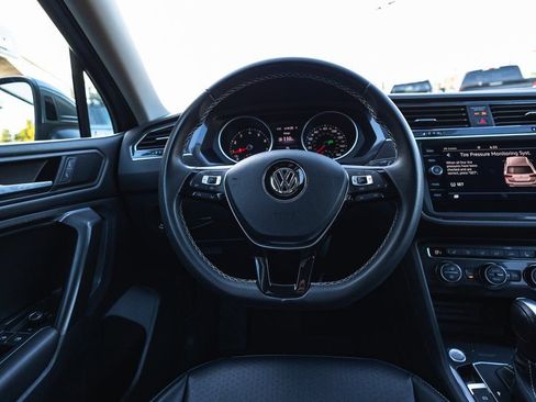 Used 2021 Volkswagen Tiguan SE w/ Panoramic Sunroof Package image 26