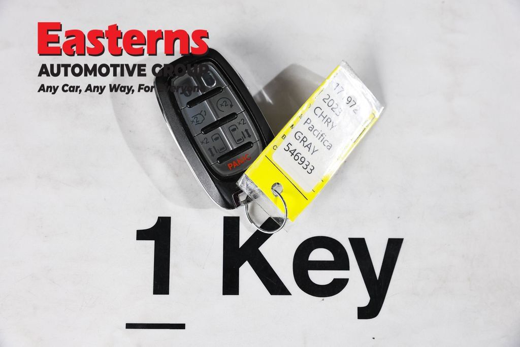 Used 2023 Chrysler Pacifica Touring-L FWD image 27
