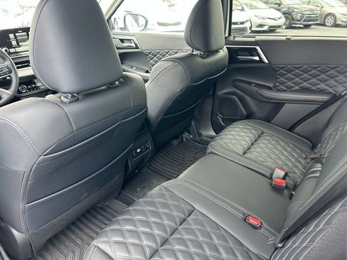 Used 2025 Mitsubishi Outlander 4WD Plug-In Hybrid image 32