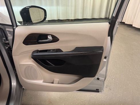 Used 2024 Chrysler Pacifica Limited image 38